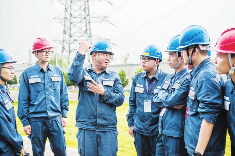 廣東電網(wǎng)東莞供電局變電管理二所檢修一班副班長何滿棠：“以匠人之心，守一畝三分地”