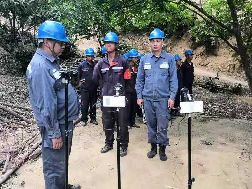 臨滄云縣供電局配電管理三所開展隱患整改，切實(shí)保障用戶用電安全