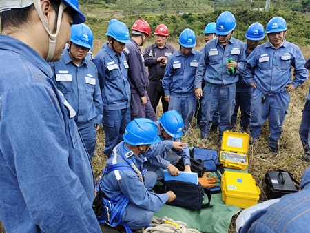 鳳慶供電局開展接地電阻儀、直流試送儀的培訓