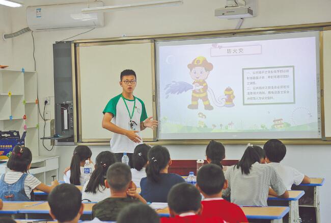 郝明?。簬椭嗳?傳遞更多溫暖