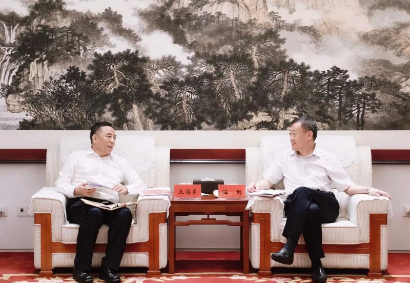 宋海良孫洪水與中國(guó)融通集團(tuán)董事長(zhǎng)溫剛、總經(jīng)理馬正武座談