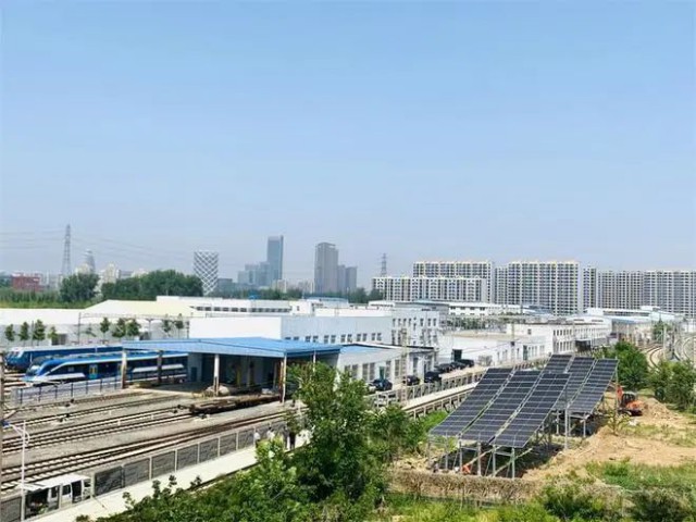 全國(guó)首個(gè)！英利集團(tuán)“光伏+鐵路”示范項(xiàng)目順利并網(wǎng)