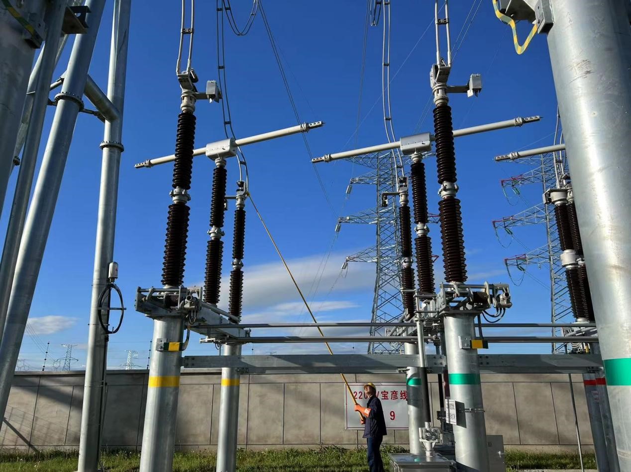 錫林郭勒超高壓供電公司圓滿完成塔寶I、II線間隔啟動工作