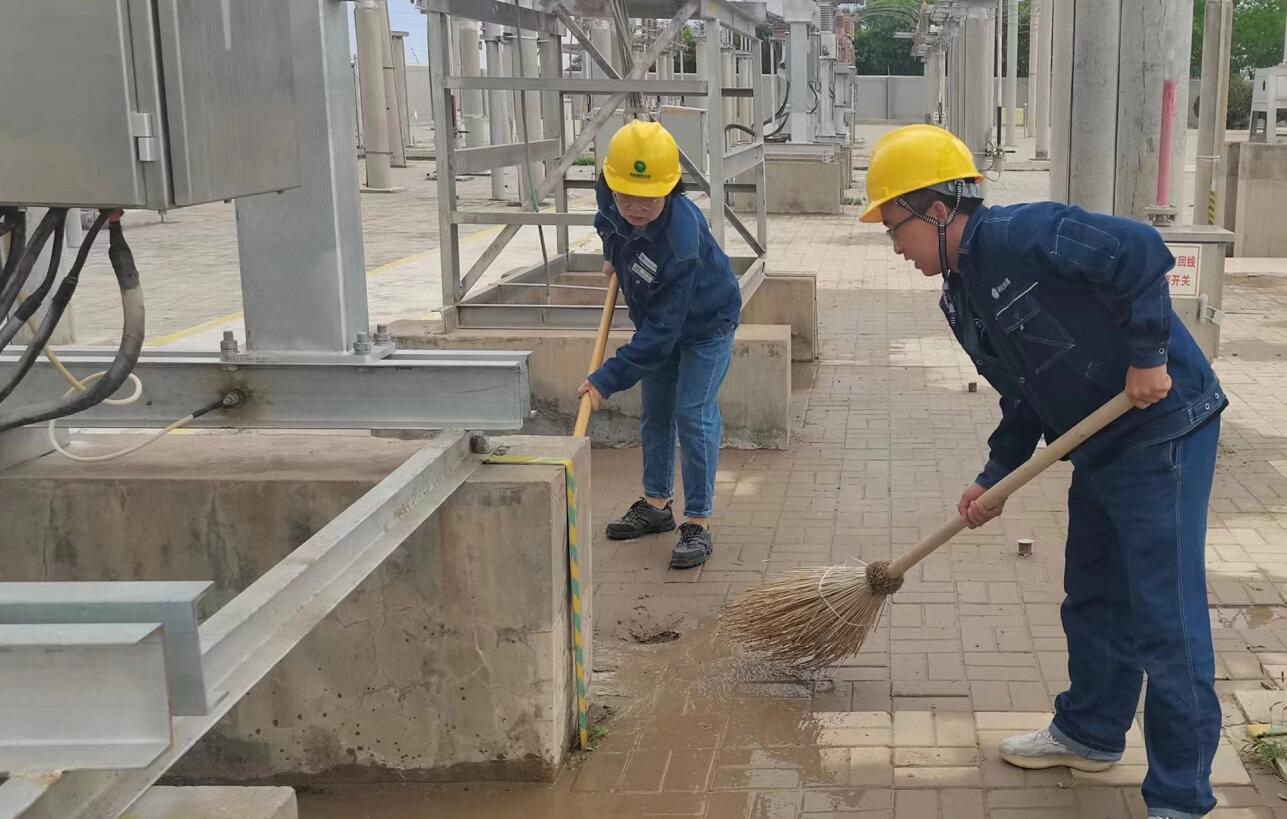 戈壁有雨，阿電人全力出擊保供電