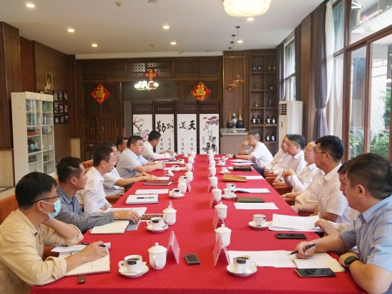 中國(guó)電建黨委常委、副總經(jīng)理徐鵬程與海南萬(wàn)寧市委書(shū)記蓋文啟、市長(zhǎng)王三防座談