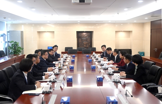 中國電建黨委常委、副總經(jīng)理王小軍與中國華電集團(tuán)黨組成員、副總經(jīng)理李旭紅會(huì)談
