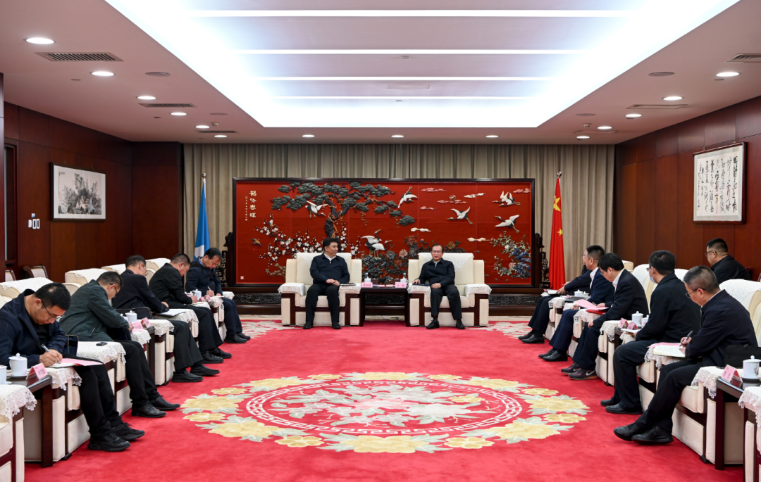 華電集團(tuán)黨組書記、董事長江毅與阿拉善盟委副書記、盟長李中增舉行會談