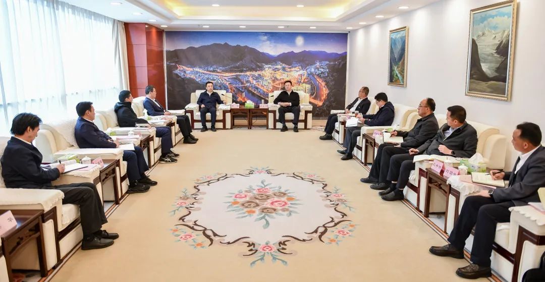 鄒磊與西藏自治區(qū)政府副主席、昌都市委書記龔會(huì)才，昌都市委副書記、市長羅慶伍會(huì)談