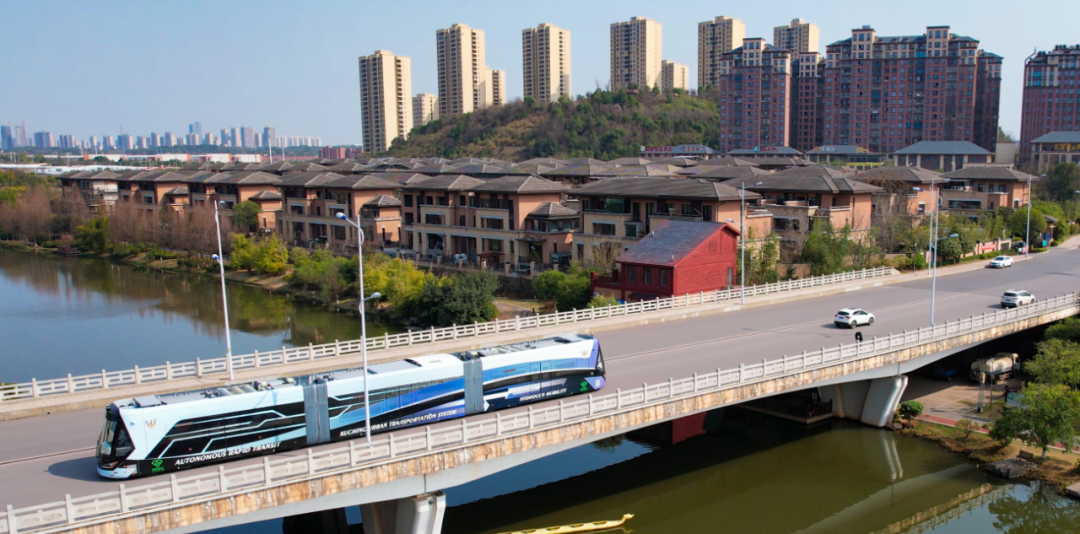 我國自主研制，全球首輛氫能源智軌電車“出?！?
