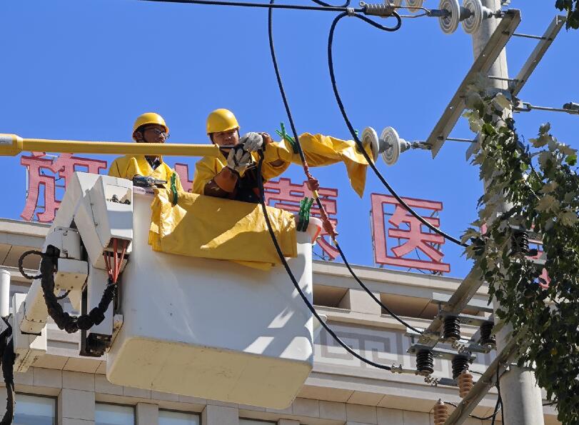 阿拉善供電公司迎夏峰帶電消缺，保醫(yī)電“汗”衛(wèi)民生