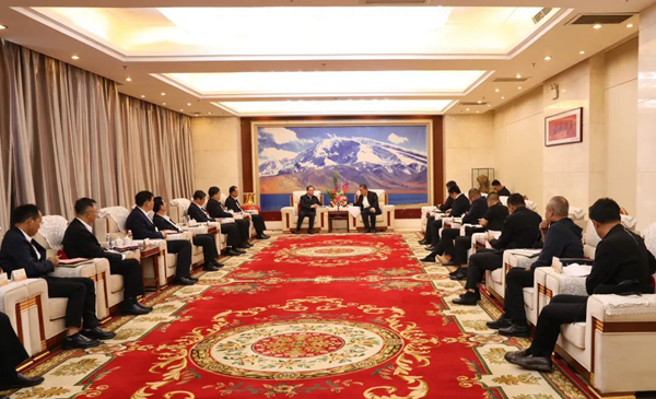華電集團黨組書記、董事長江毅與喀什地委副書記、行署專員艾尼瓦爾·吐爾遜舉行會談
