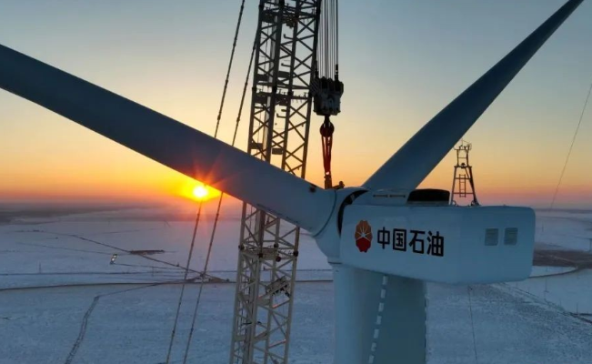 中國石油在建單體規(guī)模最大集中風電項目——昂格55萬千瓦風電項目首臺風機成功吊裝！