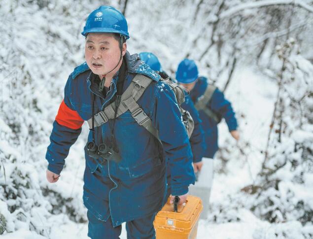 【國網(wǎng)楷?！恐芗t亮：巡行秦嶺深處 守護線路安全