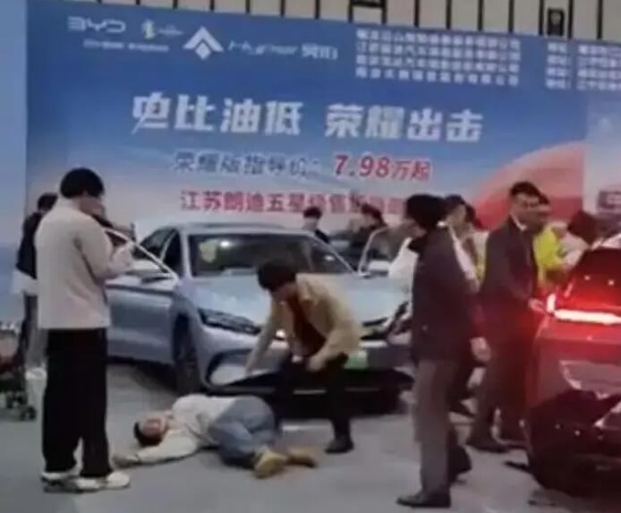 突然啟動(dòng)!參展車(chē)撞傷5人，車(chē)企最新回應(yīng)
