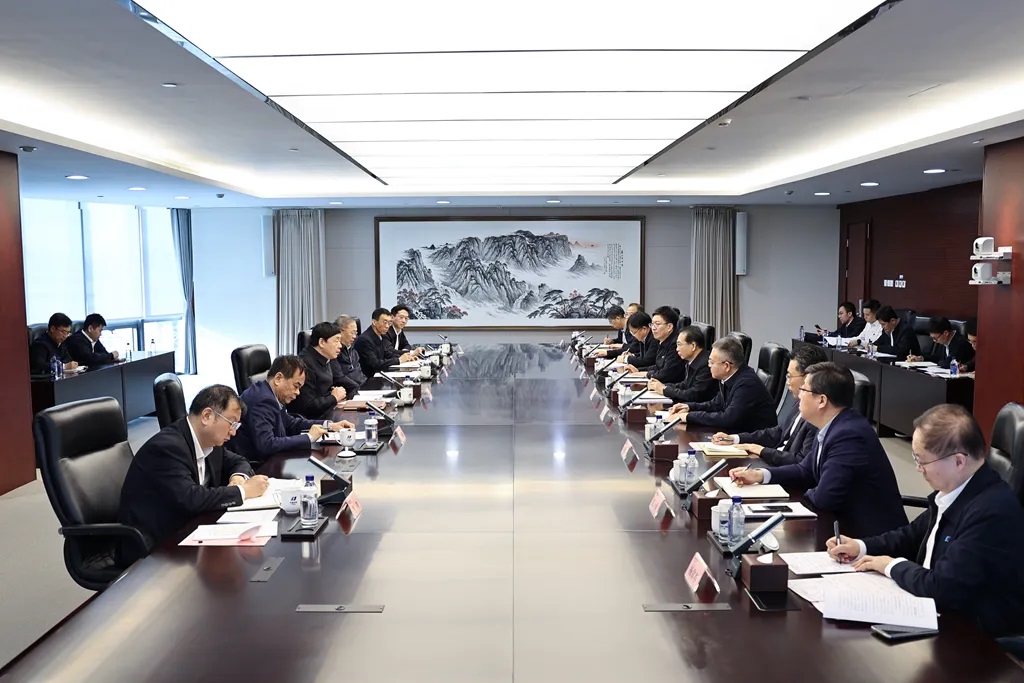 華電集團(tuán)董事長(zhǎng)江毅、總經(jīng)理葉向東與國(guó)家電網(wǎng)董事長(zhǎng)、黨組書記張智剛會(huì)談