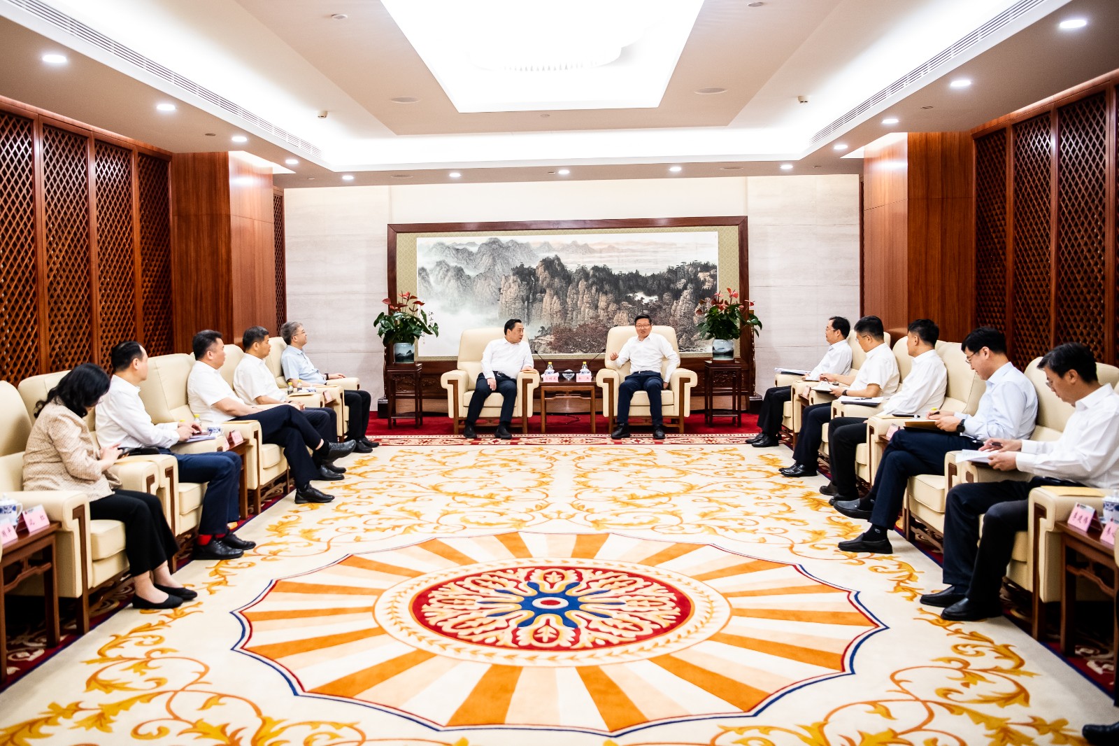 國家能源集團公司總經(jīng)理、黨組副書記余兵會見鎮(zhèn)江市委書記馬明龍一行