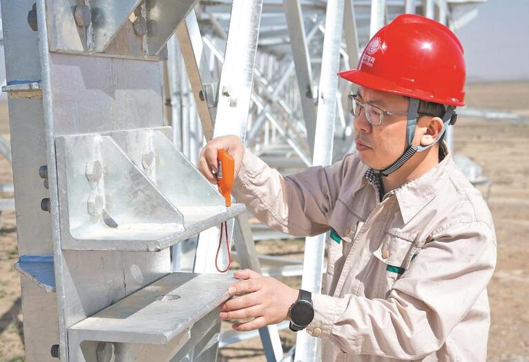 李?。涸痪€建電網(wǎng) 當好工程“大管家”