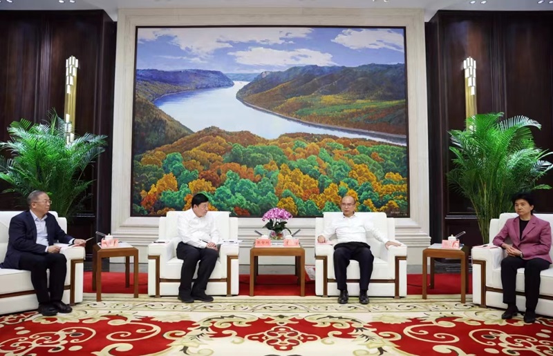 黑龍江省委書(shū)記許勤、省委副書(shū)記梁惠玲會(huì)見(jiàn)國(guó)家電網(wǎng)董事長(zhǎng)張智剛一行