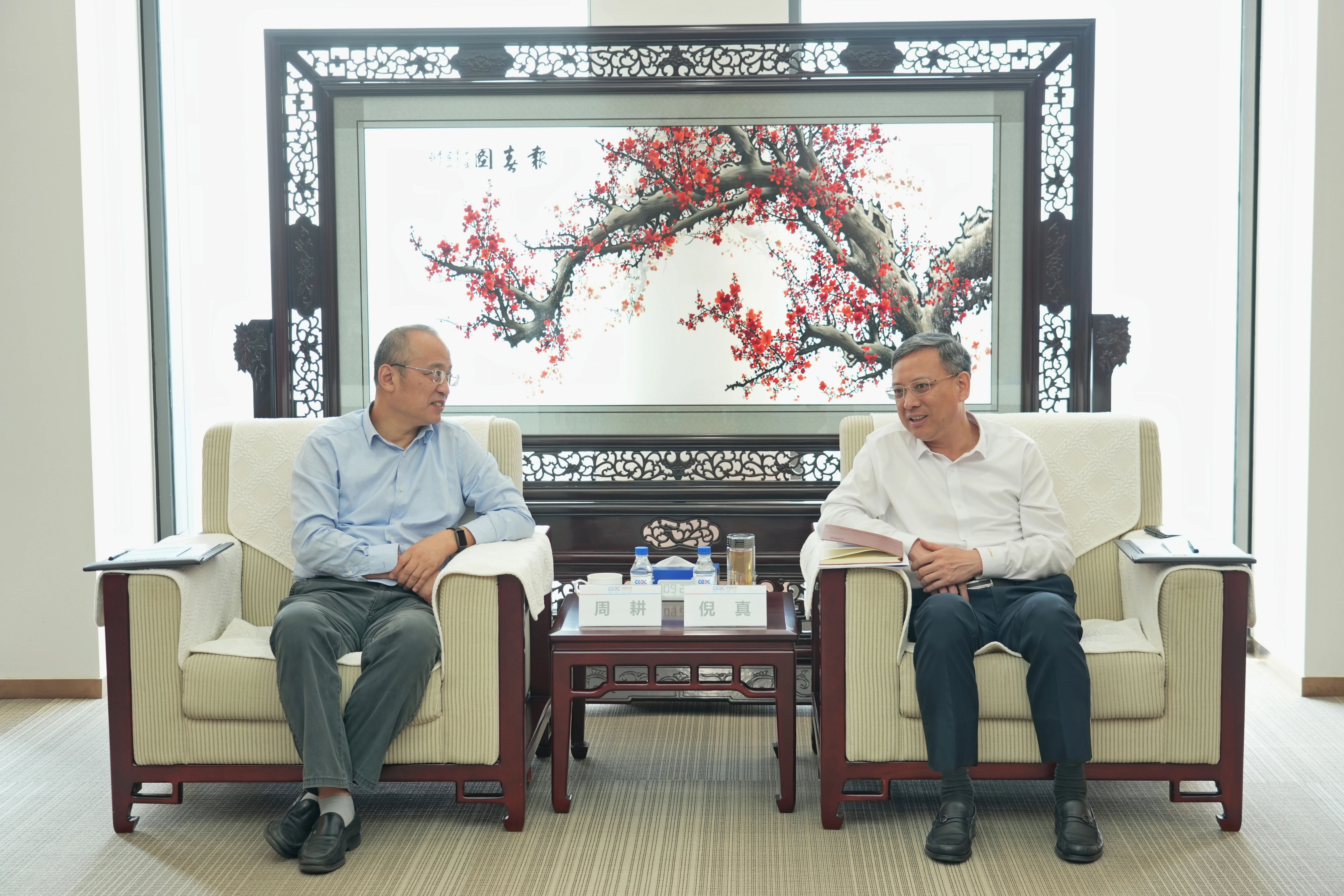 中國(guó)能建黨委副書記、總經(jīng)理倪真與武漢市硚口區(qū)委書記周耕會(huì)談