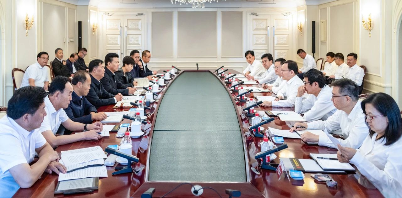 大唐集團(tuán)總經(jīng)理、黨組副書記張傳江與青海省海南州委書記呂剛、州長(zhǎng)尕瑪朋措會(huì)談