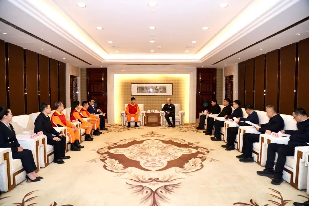 國務(wù)院國資委黨委舉辦“時(shí)代楷?！备咝逻B心橋黨員服務(wù)隊(duì)先進(jìn)事跡報(bào)告會
