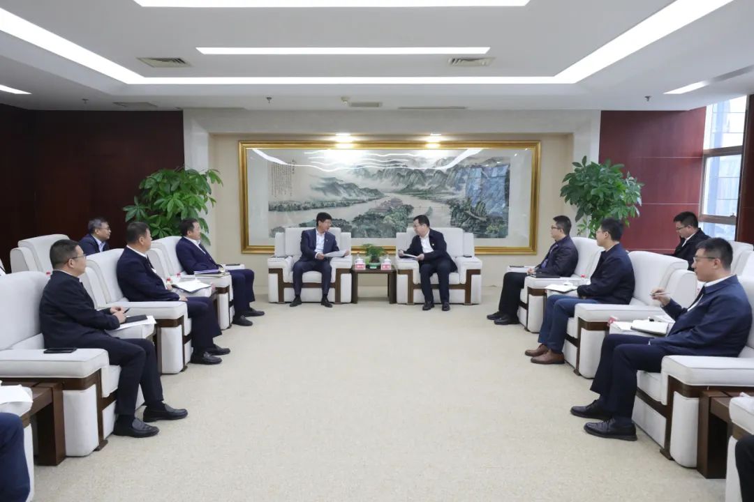 大唐四川公司黨委書記、董事長梁華與中能建西南區(qū)域總部黨委書記、總經(jīng)理，中能建西南投資公司黨委書記、董事長鄒小川會談