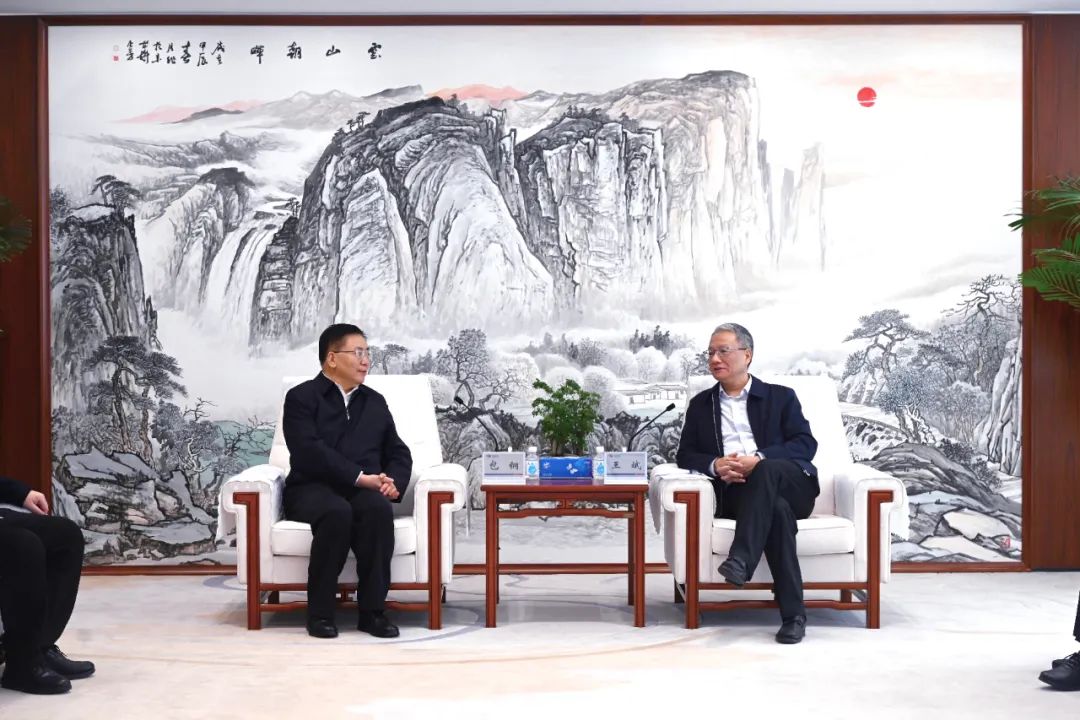 中國電建黨委副書記、總經(jīng)理王斌與內蒙古自治區(qū)黨委常委、呼和浩特市委書記包鋼會談
