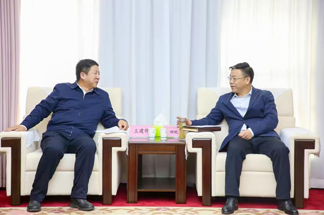 大唐甘肅公司黨委書記、董事長王建偉與甘肅能化集團黨委書記、董事長謝曉鋒會談