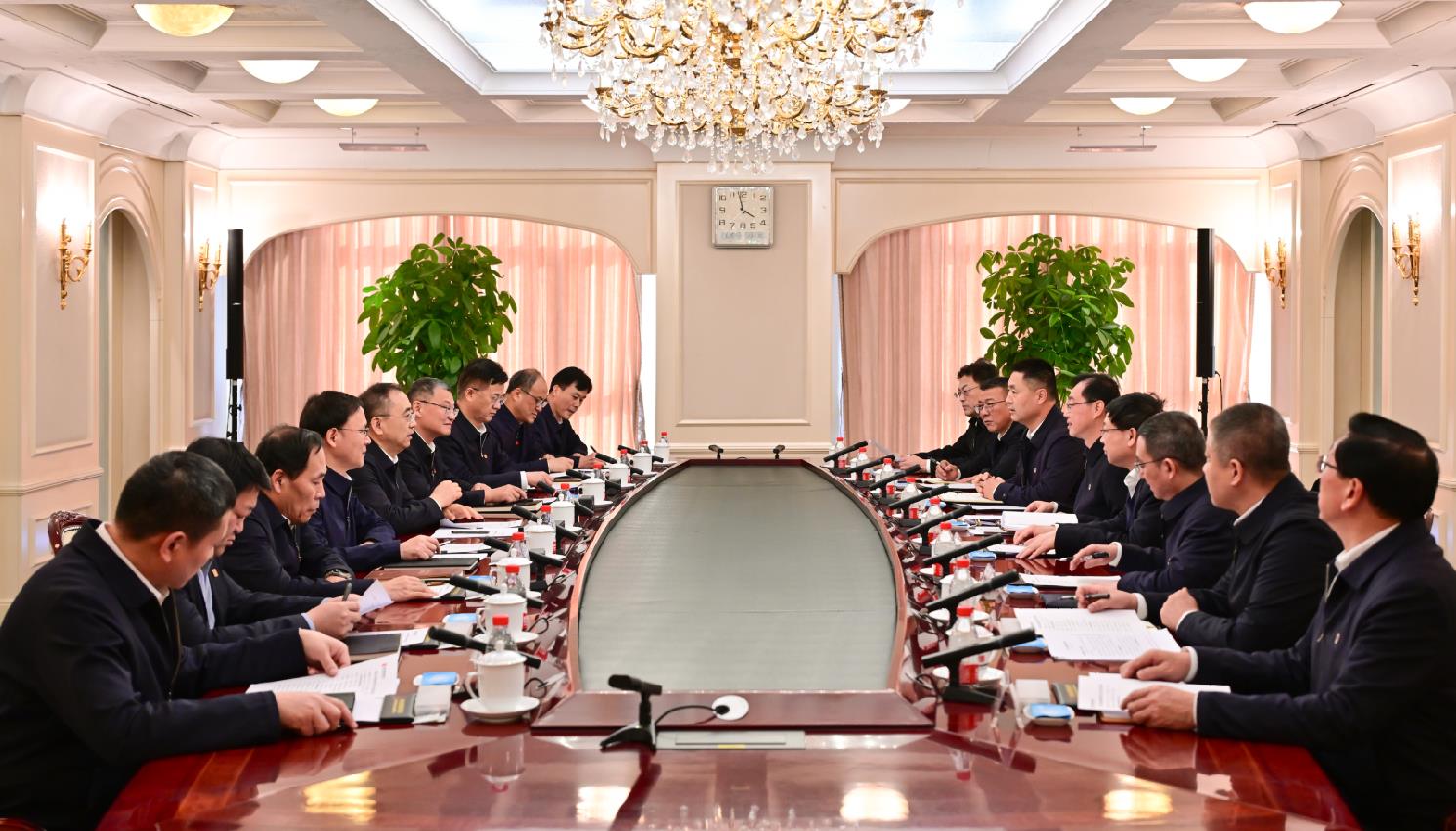 大唐集團董事長鄒磊、總經(jīng)理張傳江與中國安能董事長陳奕輝、總經(jīng)理周慶豐會談